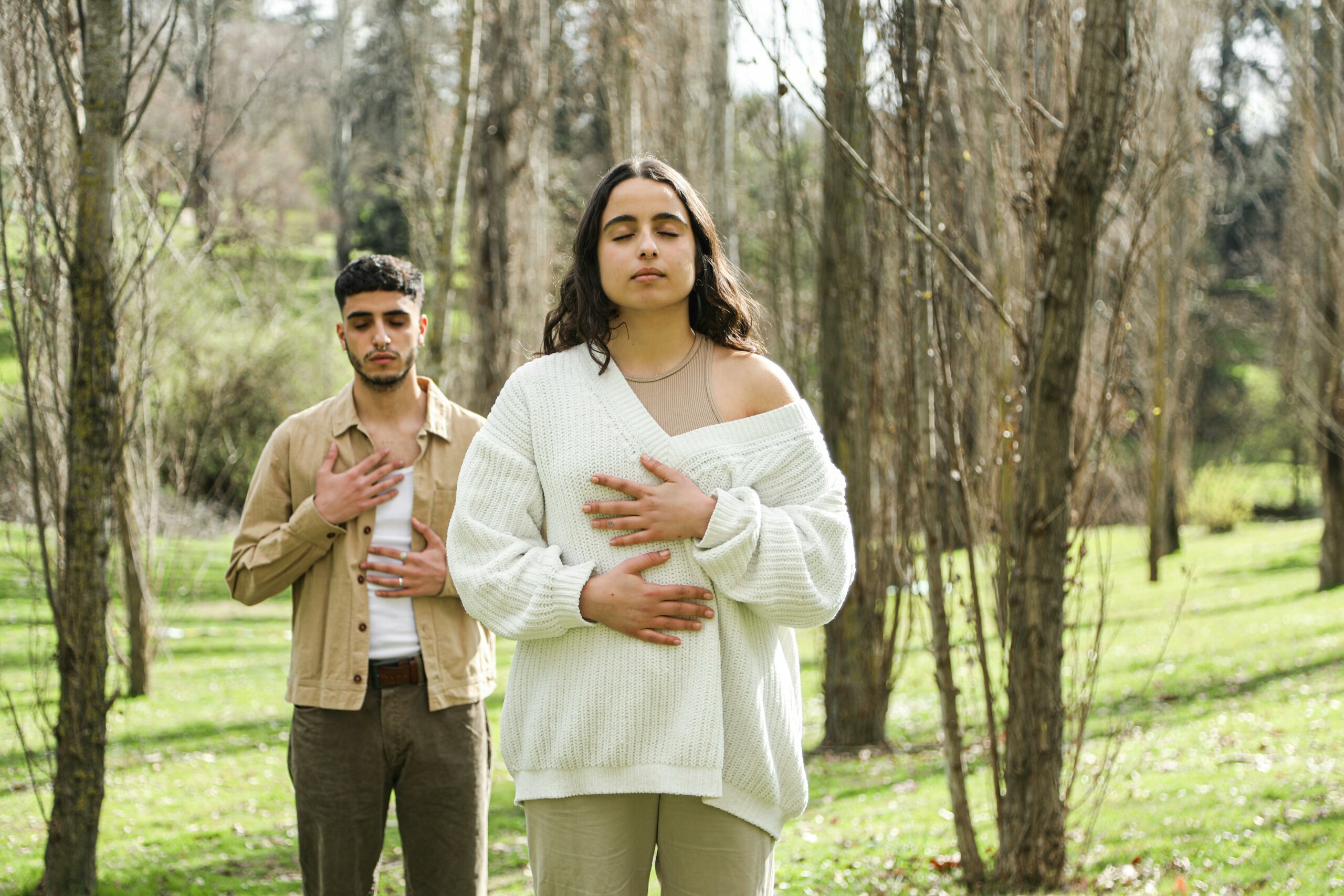 Couple dans la nature respirant sur la méthode de la cohérence cardiaque.